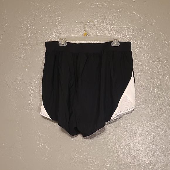 Under Armour Women's Athletic Shorts in Black and White NWT Size 1X - Picture 2 of 8